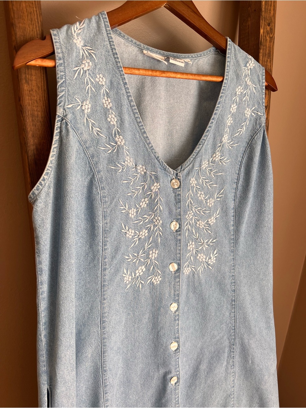 90s Sleeveless Tie Back Denim Button-Front Dress with Floral Embroidery - Picture 3 of 6